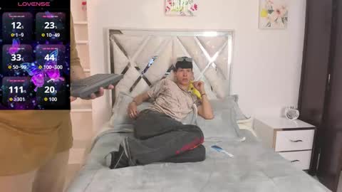 Snapshot of demiansalvatore chatting on 09-27-25, 11:04 Demian and Salvatore online show from 09-27-25, 11:04