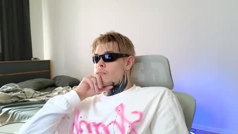 Snapshot of denis_here chatting on 05-18-26, 02:12 Denis online show from 05-18-26, 02:12