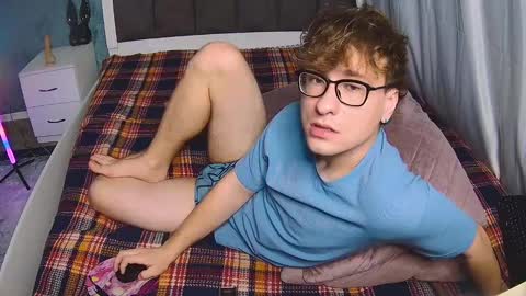 Snapshot of dennisgartman chatting on 11-22-25, 08:52 Dennis online show from 11-22-25, 08:52