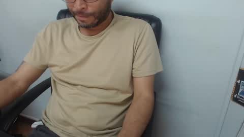 Snapshot of derrik_ chatting on 11-09-25, 03:32 online show from 11-09-25, 03:32