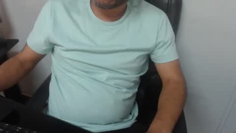 Snapshot of derrik_ chatting on 12-14-25, 05:18 online show from 12-14-25, 05:18