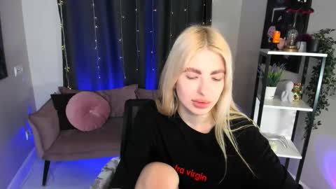 Snapshot of desperate_ramona chatting on 11-13-25, 06:23 desperate_ramona online show from 11-13-25, 06:23