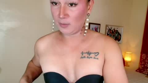 Snapshot of destenierose chatting on 06-25-26, 02:11 destenierose online show from 06-25-26, 02:11