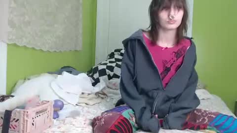 Snapshot of devilg1rl chatting on 10-23-25, 11:03 poutyangel online show from 10-23-25, 11:03