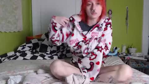 Snapshot of devilg1rl chatting on 01-07-26, 01:41 poutyangel online show from 01-07-26, 01:41