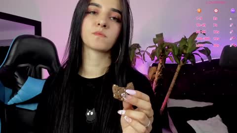 Snapshot of devlin_violet__ chatting on 01-17-25, 06:15 PaulaInsta  paulacastellanos 1Pvt open online show from 01-17-25, 06:15