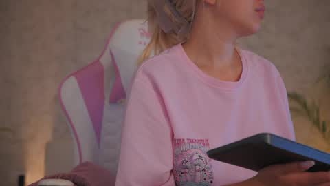 Snapshot of diamond_ava_ chatting on 05-31-26, 10:00 Thea online show from 05-31-26, 10:00