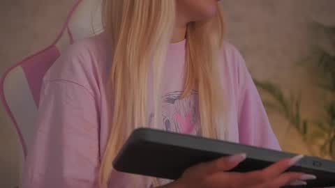 Snapshot of diamond_ava_ chatting on 06-07-26, 09:35 Thea online show from 06-07-26, 09:35