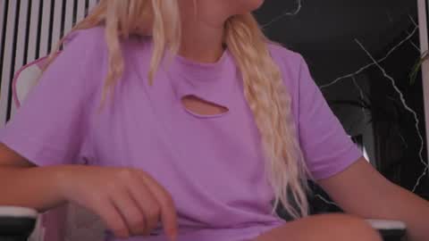 Snapshot of diamond_ava_ chatting on 06-23-26, 09:07 Thea online show from 06-23-26, 09:07