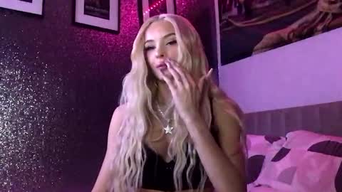 Snapshot of diamond_the_blonde chatting on 10-19-25, 10:10 Diamond online show from 10-19-25, 10:10