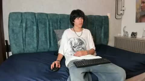 Snapshot of diamond_twink chatting on 06-12-26, 02:05 diamond_twink online show from 06-12-26, 02:05