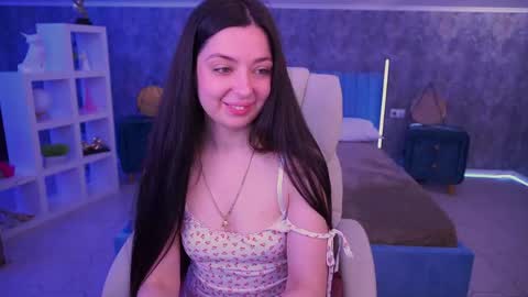 Snapshot of diamondeyeess chatting on 06-08-26, 05:30 Sasha online show from 06-08-26, 05:30