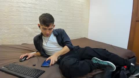 Snapshot of diegorogue_ chatting on 12-18-24, 01:23 Diego rogue online show from 12-18-24, 01:23