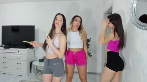 Gyna    Josie    online show from 02-11-26, 12:26