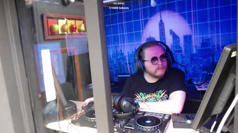 Adrian Arturo online show from 01-17-25, 05:51