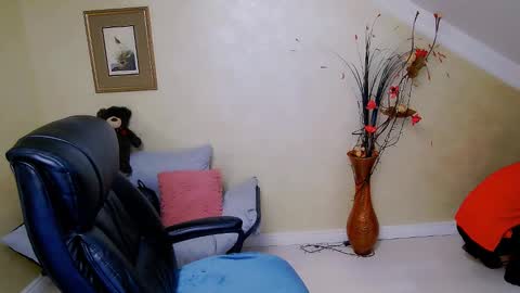 Snapshot of doll_stylish_ chatting on 01-19-25, 09:44 dol online show from 01-19-25, 09:44