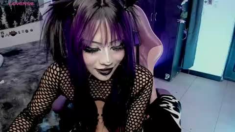Snapshot of dolly_bones chatting on 06-21-26, 06:27 dolly_bones online show from 06-21-26, 06:27
