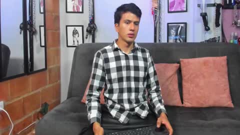 Snapshot of dom2travelers_sm chatting on 02-16-25, 11:49 Diego Castell online show from 02-16-25, 11:49