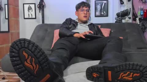 Snapshot of dom2travelers_sm chatting on 02-16-25, 10:21 Diego Castell online show from 02-16-25, 10:21