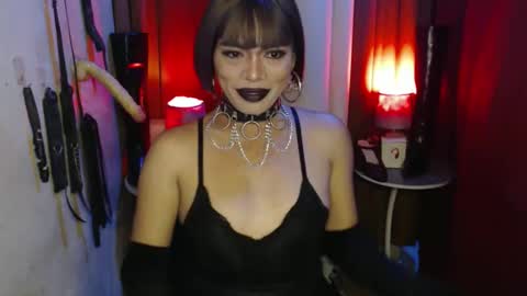 Snapshot of dominantrix_diannaxxx chatting on 11-11-25, 05:51 diana online show from 11-11-25, 05:51