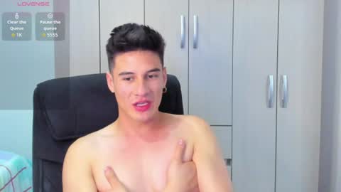 Snapshot of dominic_radccliffe chatting on 06-27-26, 02:27 Your real love online show from 06-27-26, 02:27
