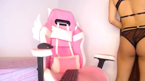 Snapshot of dominika_angel chatting on 10-20-25, 01:06 online show from 10-20-25, 01:06