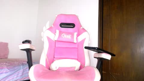 Snapshot of dominika_angel chatting on 11-14-25, 05:28 online show from 11-14-25, 05:28