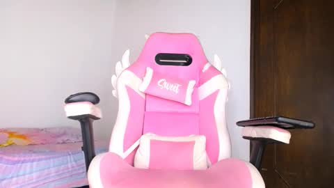 Snapshot of dominika_angel chatting on 11-20-25, 10:04 online show from 11-20-25, 10:04