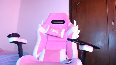 Snapshot of dominika_angel chatting on 11-22-25, 05:12 online show from 11-22-25, 05:12