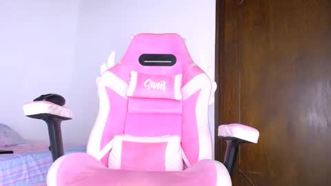 Snapshot of dominika_angel chatting on 11-24-25, 03:50 online show from 11-24-25, 03:50