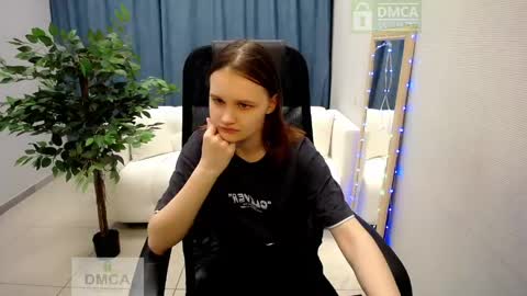 Snapshot of donnasia chatting on 04-17-26, 10:51 Sia online show from 04-17-26, 10:51