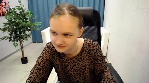 Snapshot of donnasia chatting on 05-25-26, 11:05 Sia online show from 05-25-26, 11:05