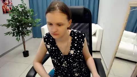 Snapshot of donnasia chatting on 05-26-26, 10:44 Sia online show from 05-26-26, 10:44