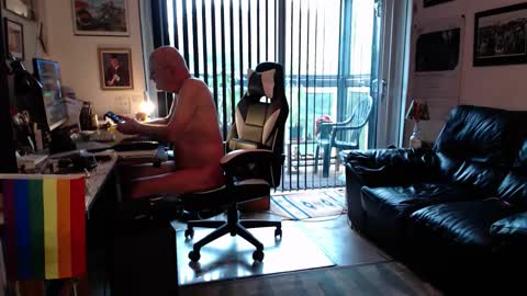 Snapshot of dopeleaf2 chatting on 10-15-25, 09:53 dopeleaf2 online show from 10-15-25, 09:53