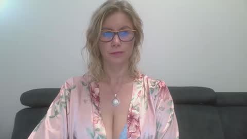 Snapshot of doreenkiss chatting on 09-20-25, 07:48 DoreenSexy online show from 09-20-25, 07:48