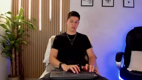 Snapshot of dorian_mystery chatting on 12-15-25, 10:25 dorian_mystery online show from 12-15-25, 10:25