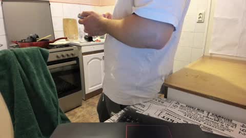 Snapshot of doriancretu95 chatting on 12-22-24, 08:16 menu below online show from 12-22-24, 08:16