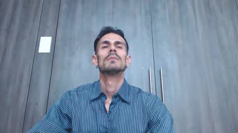 Snapshot of draco_dante chatting on 12-18-25, 09:43 charles online show from 12-18-25, 09:43