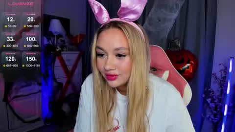 Snapshot of dreamaise chatting on 10-30-25, 01:56  Mary   pvt open    use pink and blue app lovense online show from 10-30-25, 01:56