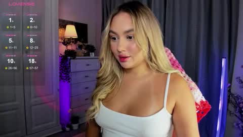 Snapshot of dreamaise chatting on 11-08-25, 03:23 Mary pvt open use pink and blue app lovense online show from 11-08-25, 03:23