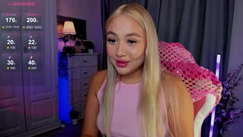 Snapshot of dreamaise chatting on 11-19-25, 03:34 Mary pvt open use pink and blue app lovense online show from 11-19-25, 03:34