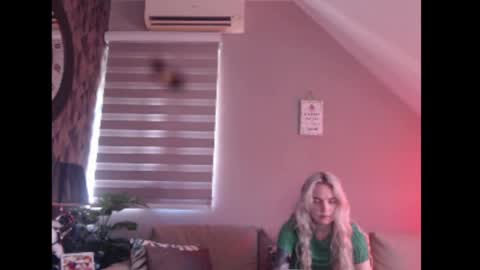 A girl online show from 04-24-26, 07:33