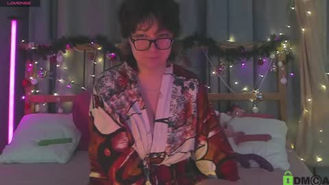 Snapshot of dreamgirllove chatting on 01-12-25, 01:32 Billy online show from 01-12-25, 01:32