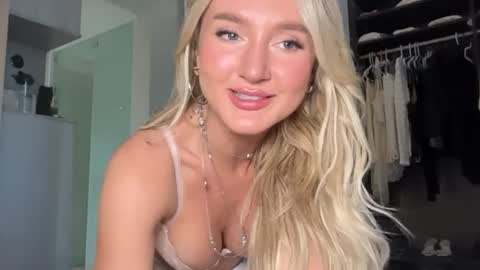Snapshot of dreamyylilah chatting on 06-20-26, 12:03 Lilah online show from 06-20-26, 12:03