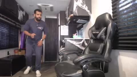 Snapshot of drizzys_room chatting on 10-20-25, 08:09 DirtyDrizzy online show from 10-20-25, 08:09