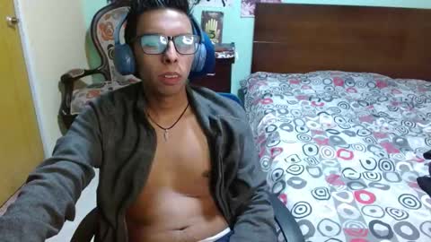 Snapshot of dtwink0310 chatting on 11-11-25, 02:33 David online show from 11-11-25, 02:33