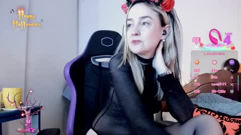 Snapshot of dulcejulia chatting on 10-27-25, 08:57 Sweetnina online show from 10-27-25, 08:57