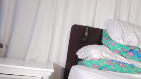 Snapshot of dunkleyt chatting on 09-09-25, 09:25 Sissy Lingerie online show from 09-09-25, 09:25