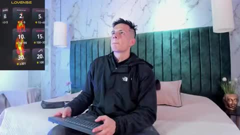 Snapshot of dustin_sonne chatting on 10-26-25, 03:34 Dustin Sonne online show from 10-26-25, 03:34