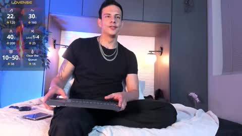 Snapshot of dustin_sonne chatting on 11-25-25, 04:01 Dustin Sonne online show from 11-25-25, 04:01